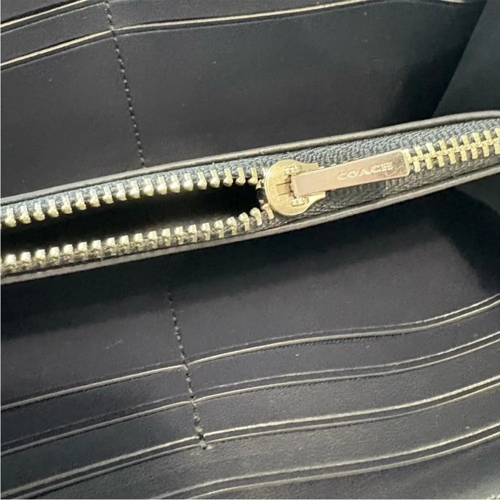 Coach Signature C Jacquard Cream and Blue Varsity Stripe Zip Around Wallet EUC - Picture 6 of 7